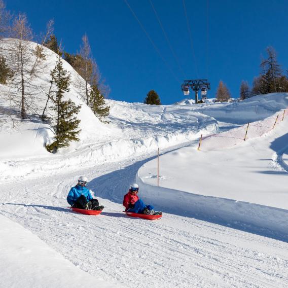 Personnes qui font de la luge à la plagne