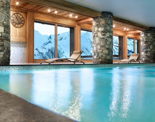 Piscine montagnes enneigés