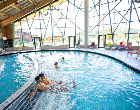 Des personnes qui se baignent dans la piscine le Signal aux Saisies