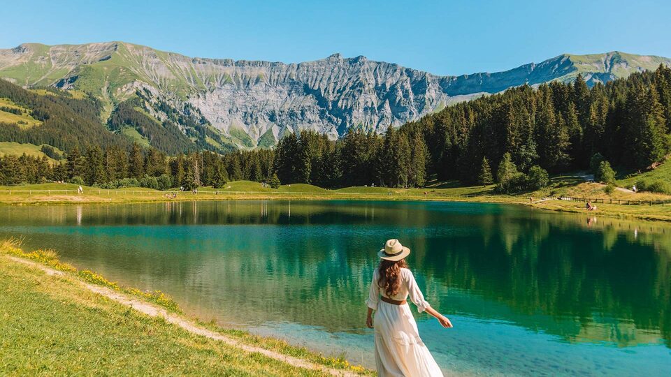 Une promeneuse au lac javen à Megève