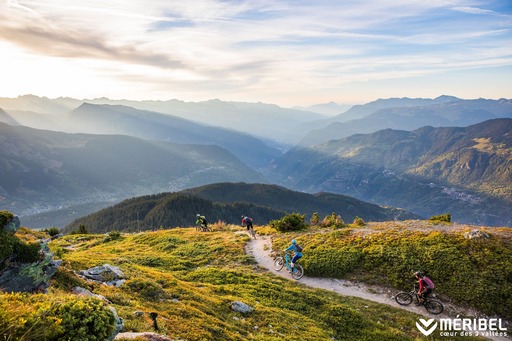 Des personnes à vélo au Mottaret