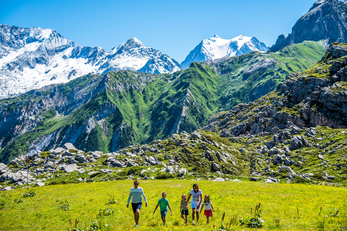 Une famille en randonnée en été