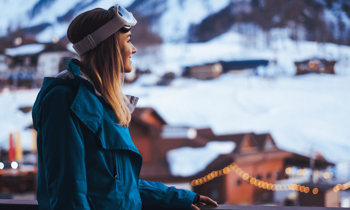 skieuse qui regarde vers les montagnes